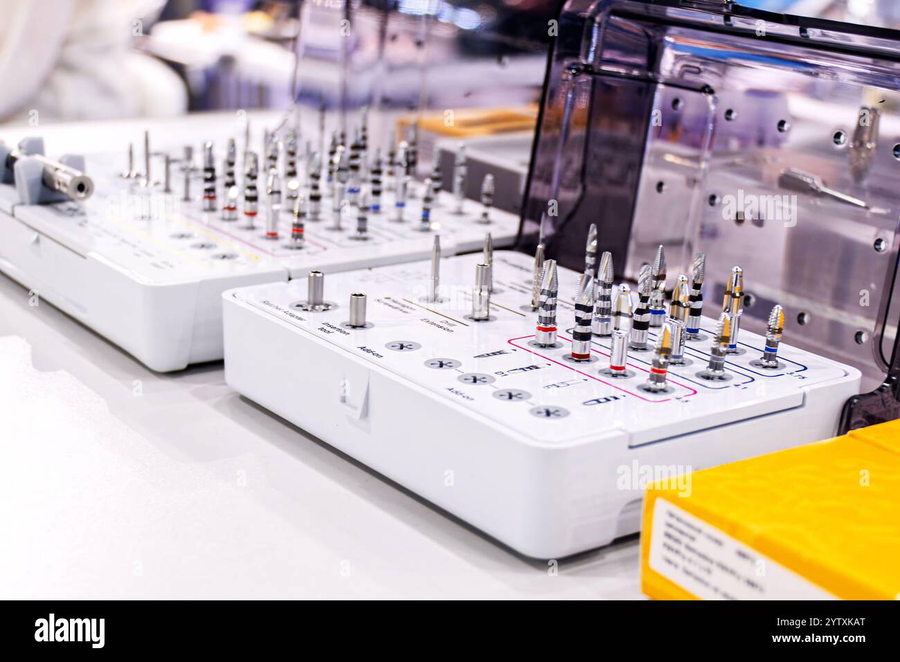Impianto dentale. Set di trapani e strumenti chirurgici Foto Stock