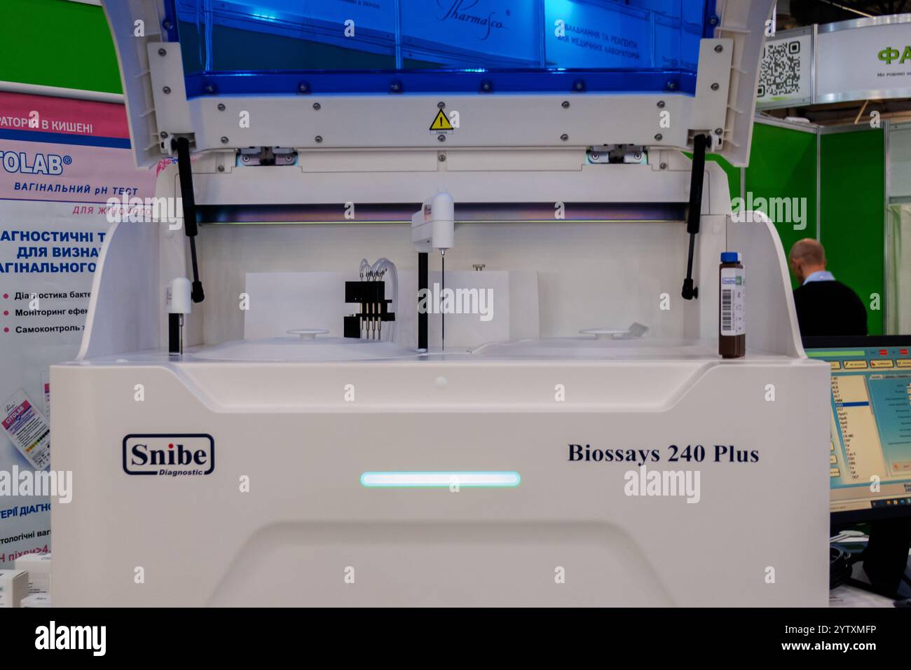 Kiev, Ucraina - 2 ottobre 2024: Analizzatore biochimico automatico per laboratori. Foto Stock