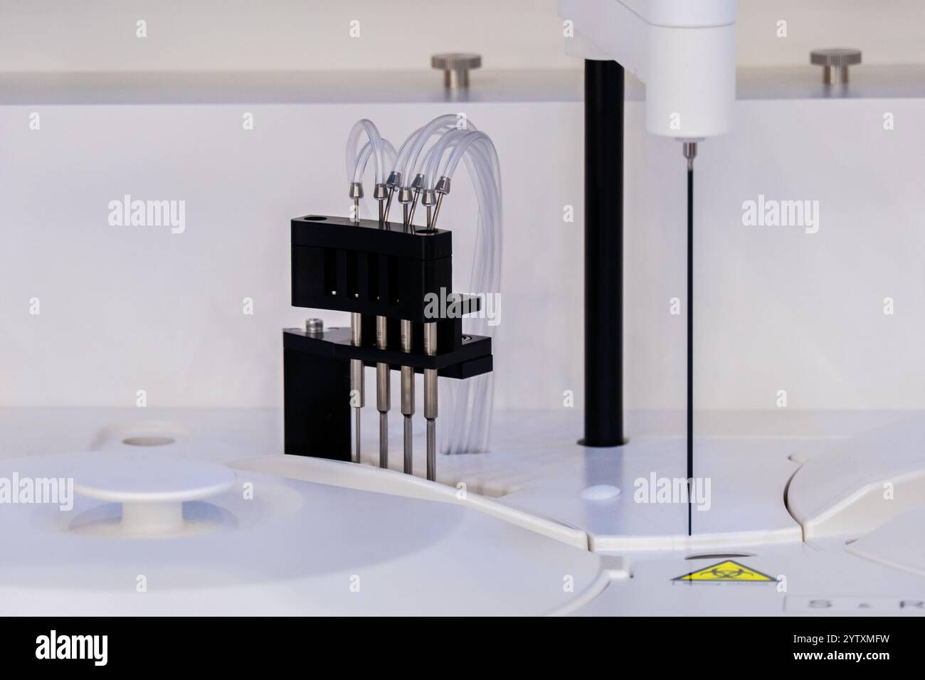 Analizzatore biochimico automatico per laboratori. Foto Stock