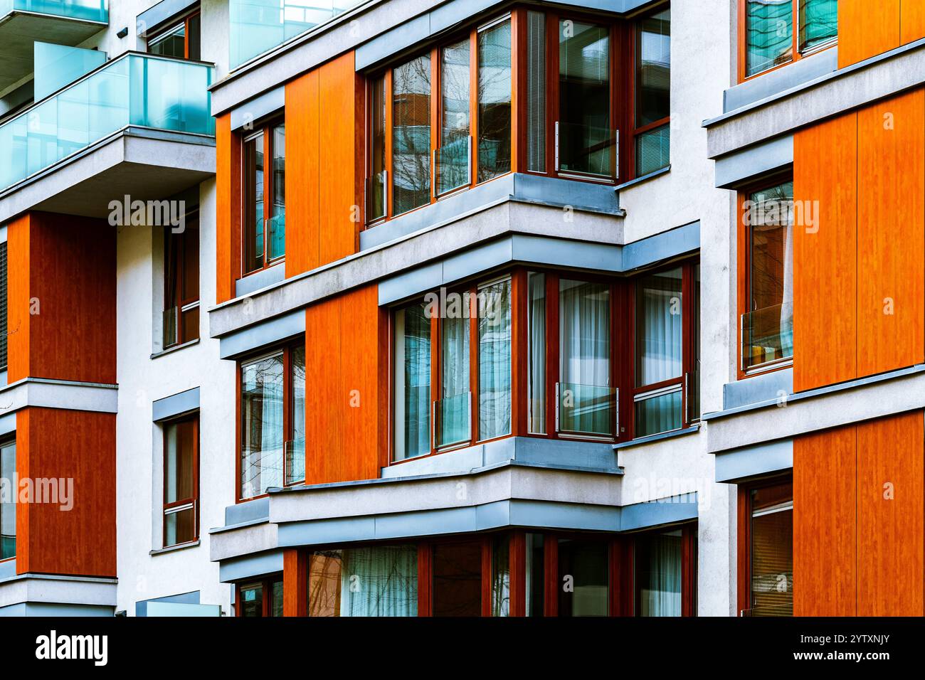Moderno edificio di appartamenti con grandi finestre di vetro e design architettonico minimalista Foto Stock