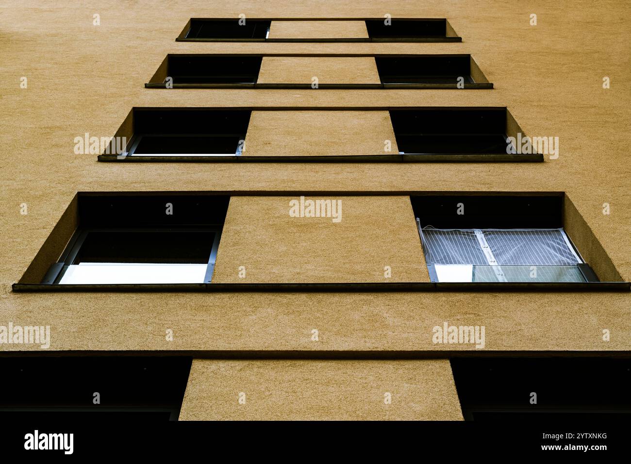 Cortile dall'edificio moderno con design minimalista e finestre simmetriche rivolte verso l'alto Foto Stock
