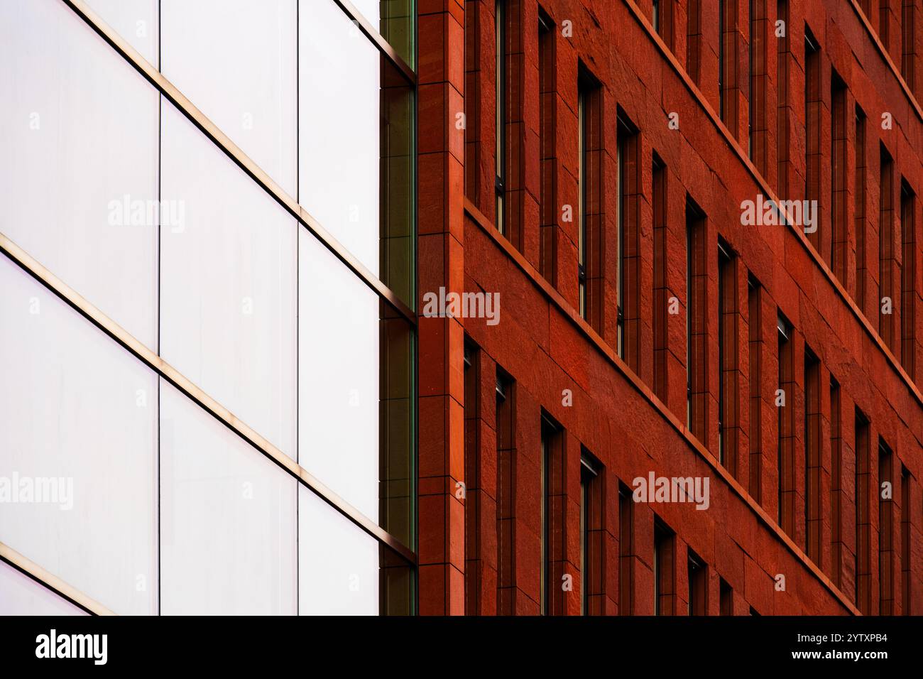 Edificio per uffici con facciata in mattoni con finestre simmetriche e moderne caratteristiche architettoniche Foto Stock