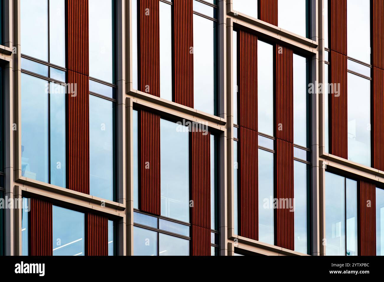Edificio per uffici con facciata in mattoni con finestre simmetriche e moderne caratteristiche architettoniche Foto Stock