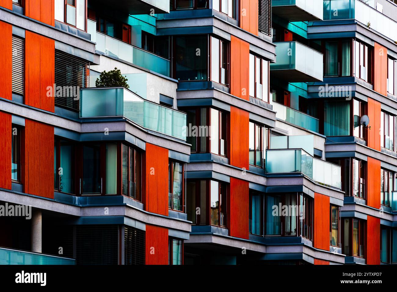 Moderno edificio di appartamenti con grandi finestre di vetro e design architettonico minimalista Foto Stock