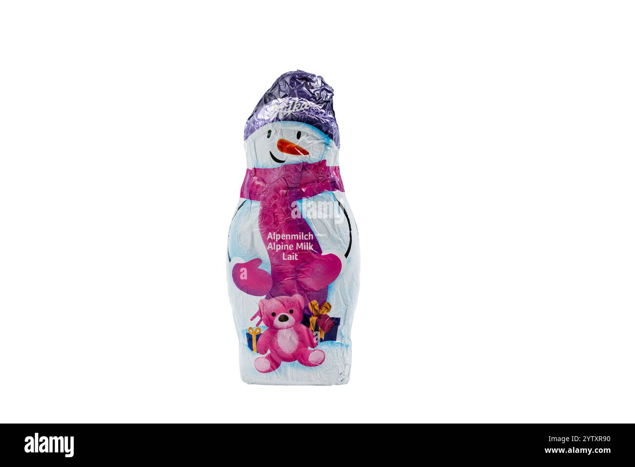 Germania Berlino 7 dicembre 2024. Un pupazzo di neve al cioccolato si siede su uno sfondo bianco. Foto Stock