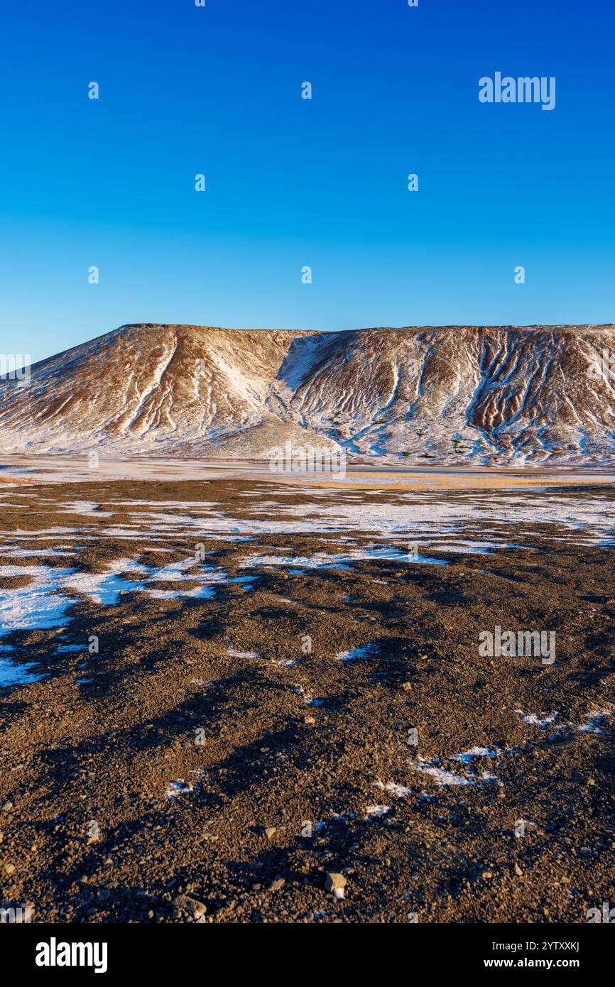 Immagine verticale Islanda 2024 montagna e paesaggio innevato Foto Stock