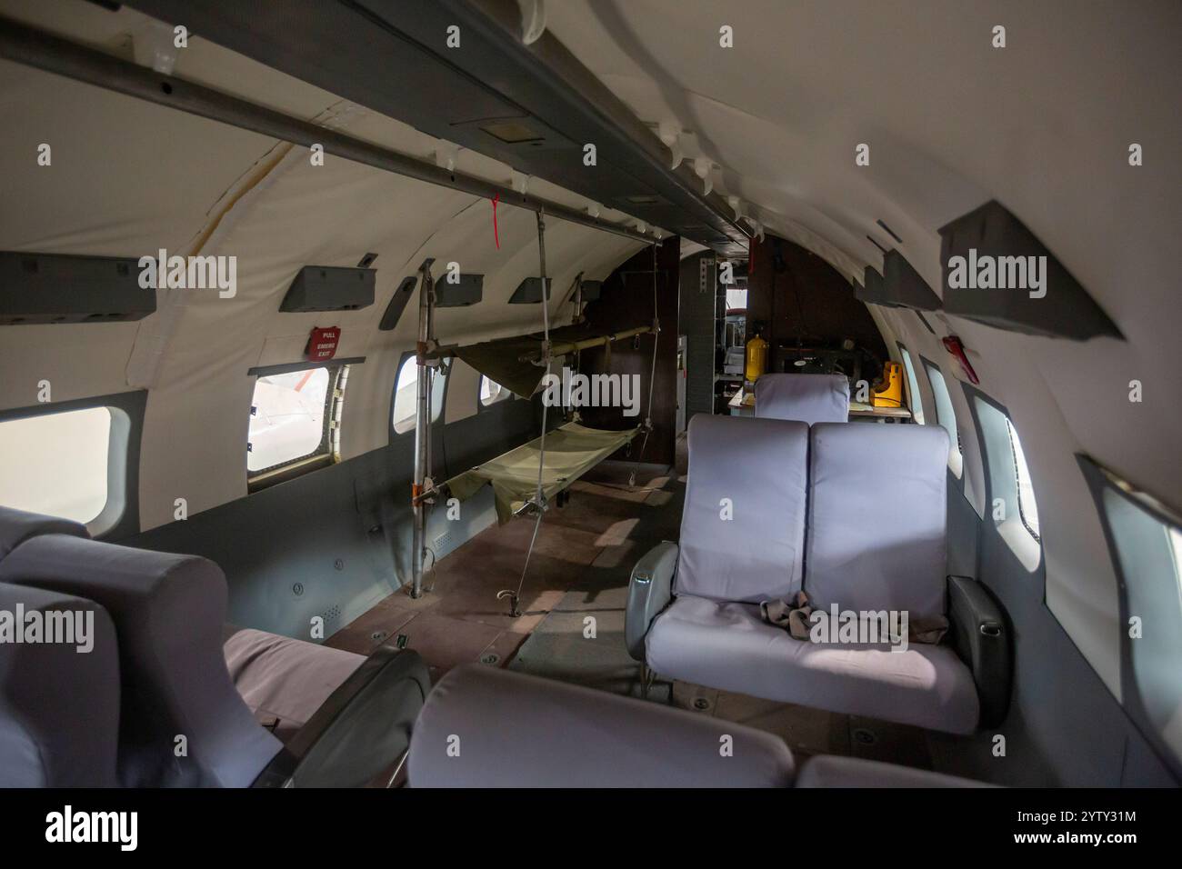 Pueblo, Colorado - gli interni di un Convair HC-131 Samaritan al Pueblo Weisbrod Aircraft Museum. L'aereo è stato utilizzato per il trasporto militare e. Foto Stock