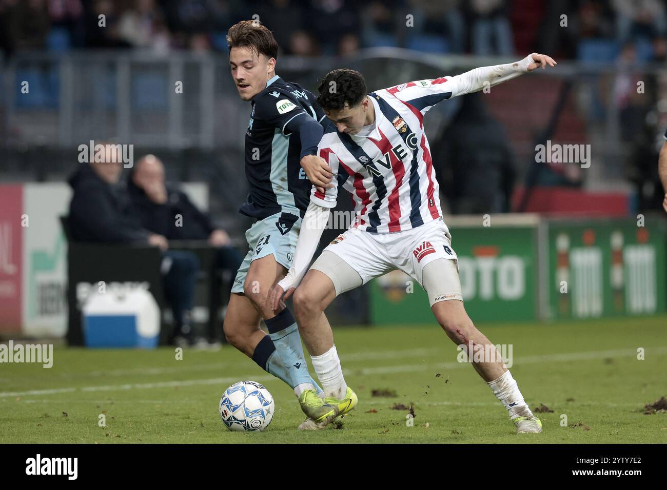 TILBURG - (l-r) Espen van EE del SC Heerenveen, Amine Lachkar di Willem II durante la partita olandese Eredivisie tra Willem II e sc Heerenveen allo stadio Koning Willem II l'8 dicembre 2024 a Tilburg, Paesi Bassi. ANP JEROEN PUTMANS Foto Stock