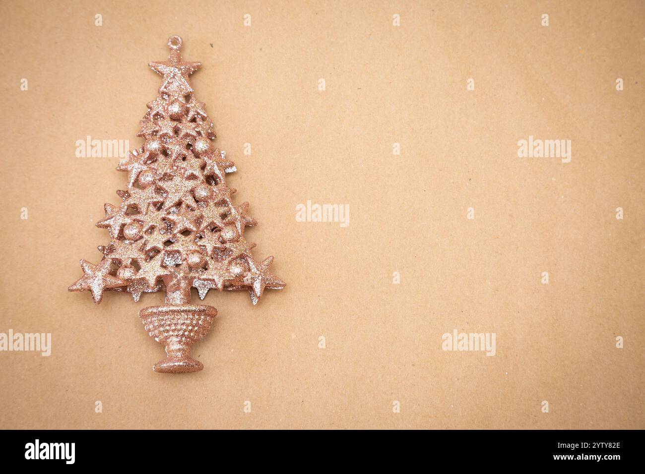 Uno splendido albero di Natale di stelle scintillanti è appeso elegantemente Foto Stock