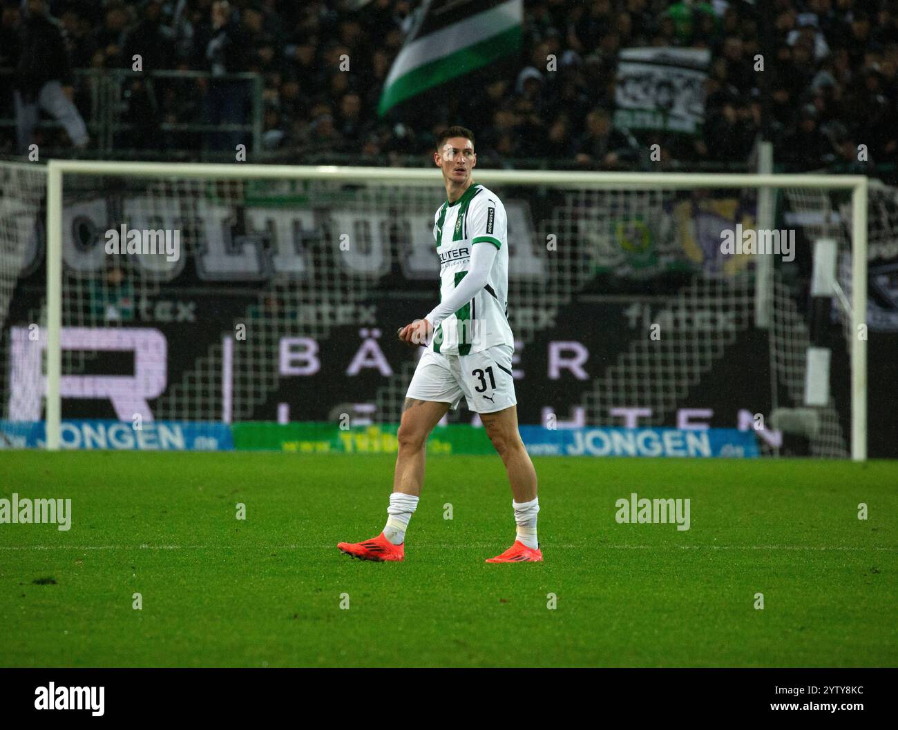 Sport, calcio, Bundesliga, 2024/2025, Borussia Moenchengladbach vs. BVB Borussia Dortmund 1-1, Stadio Borussia Park, secondo cartellino giallo e invio a Tomas Cvancara (MG), LE NORMATIVE DFL VIETANO QUALSIASI USO DI FOTOGRAFIE COME SEQUENZE DI IMMAGINI E/O QUASI-VIDEO Foto Stock