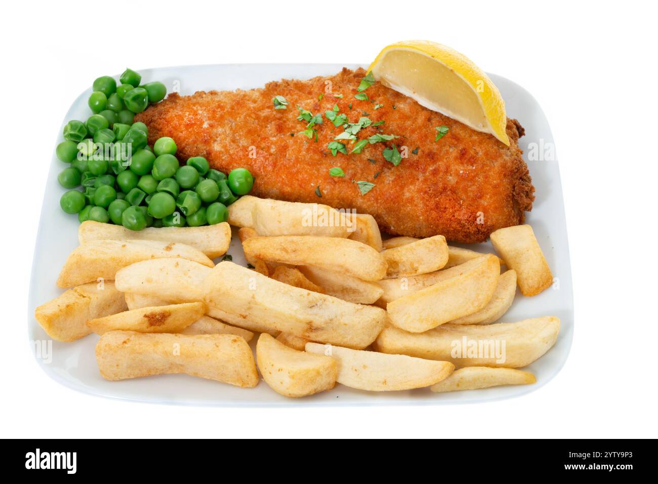 Una porzione di fish and chips con piselli - sfondo bianco Foto Stock