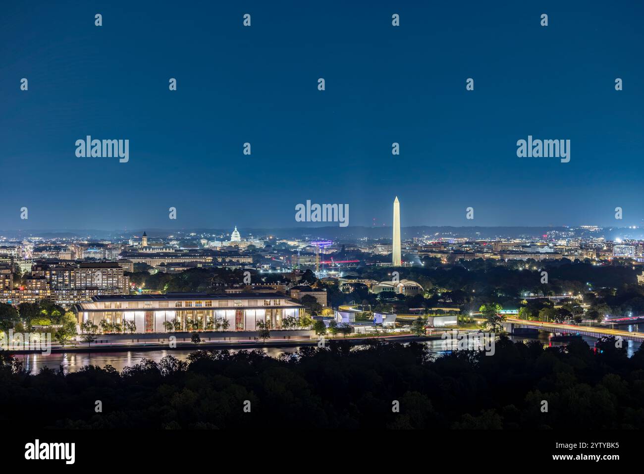 Foto notturne che mostrano l'iconico skyline di Washington, D.C., vista dal lato della Virginia del fiume Potomac. Foto Stock