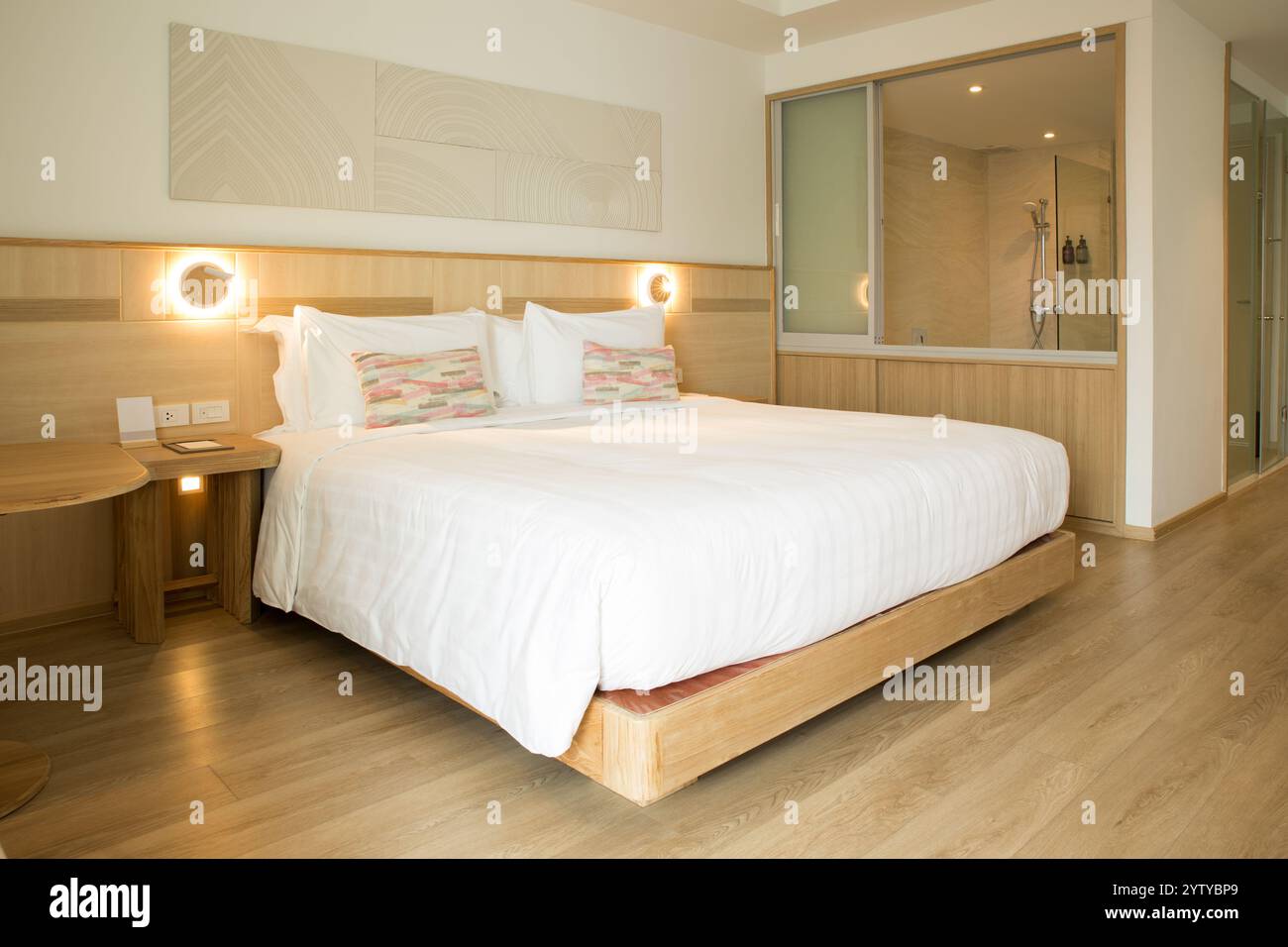 Le camere del resort offrono un letto di lusso, servizi moderni e un design elegante, garantendo un soggiorno confortevole e memorabile a tutti i visitatori. Foto Stock