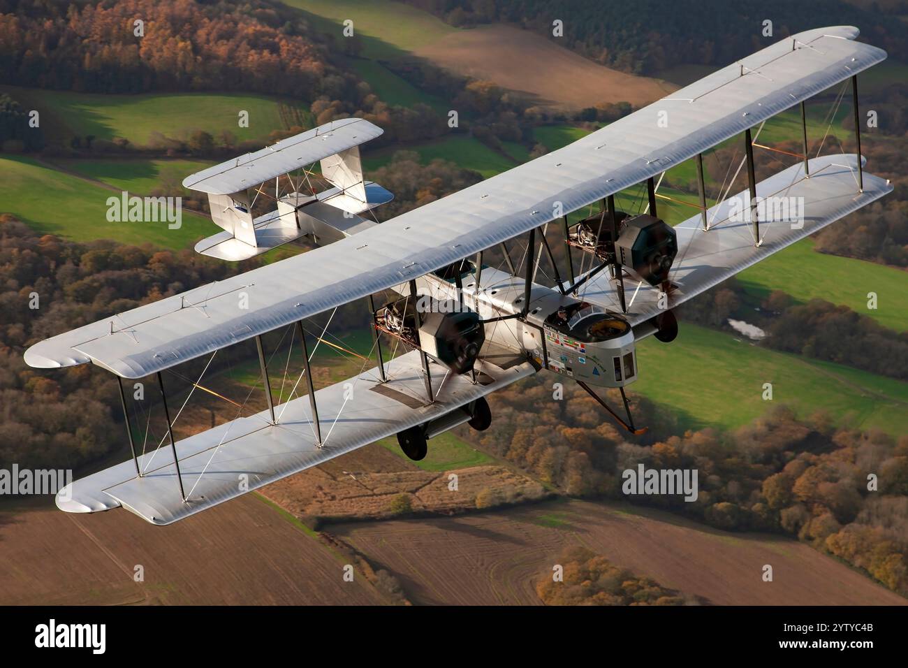 Vista aria-aria del Vickers Vimy, uno storico biplano bimotore rinomato per il suo ruolo nel primo volo transatlantico non-stop, che mostra il suo design iconico in volo. Foto Stock