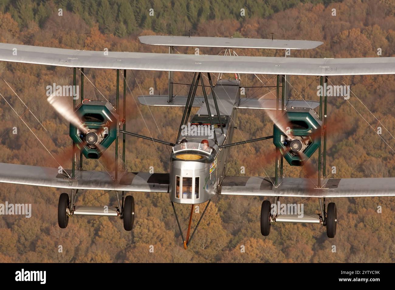 Vista aria-aria del Vickers Vimy, uno storico biplano bimotore rinomato per il suo ruolo nel primo volo transatlantico non-stop, che mostra il suo design iconico in volo. Foto Stock