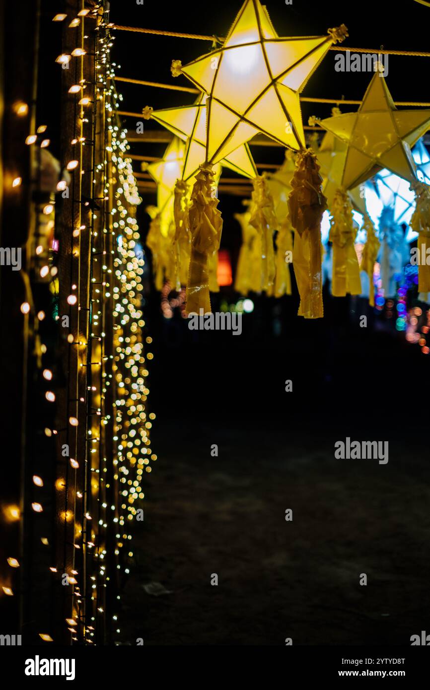 Le lanterne a stella dorata o gialla e bianca appese come decorazione del parco durante le festività natalizie e la stagione delle yuletide Foto Stock Le lanterne a stella dorata o gialla e bianca appese come decorazione del parco durante le festività natalizie e la stagione delle yuletide Foto Stock