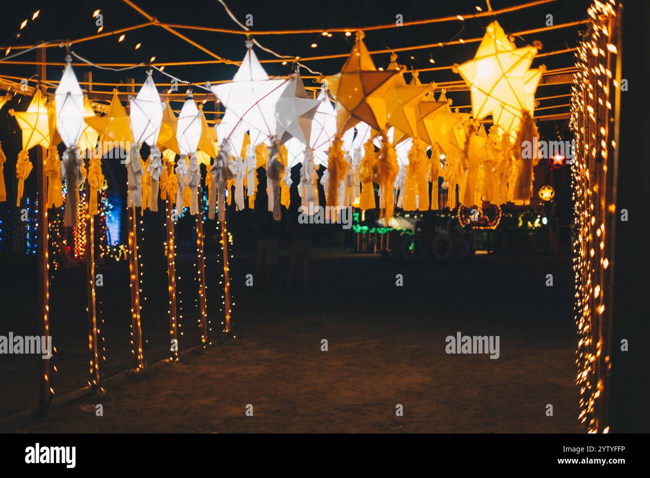 Le lanterne a stella dorata o gialla e bianca appese come decorazione del parco durante le festività natalizie e la stagione delle yuletide Foto Stock Le lanterne a stella dorata o gialla e bianca appese come decorazione del parco durante le festività natalizie e la stagione delle yuletide Foto Stock