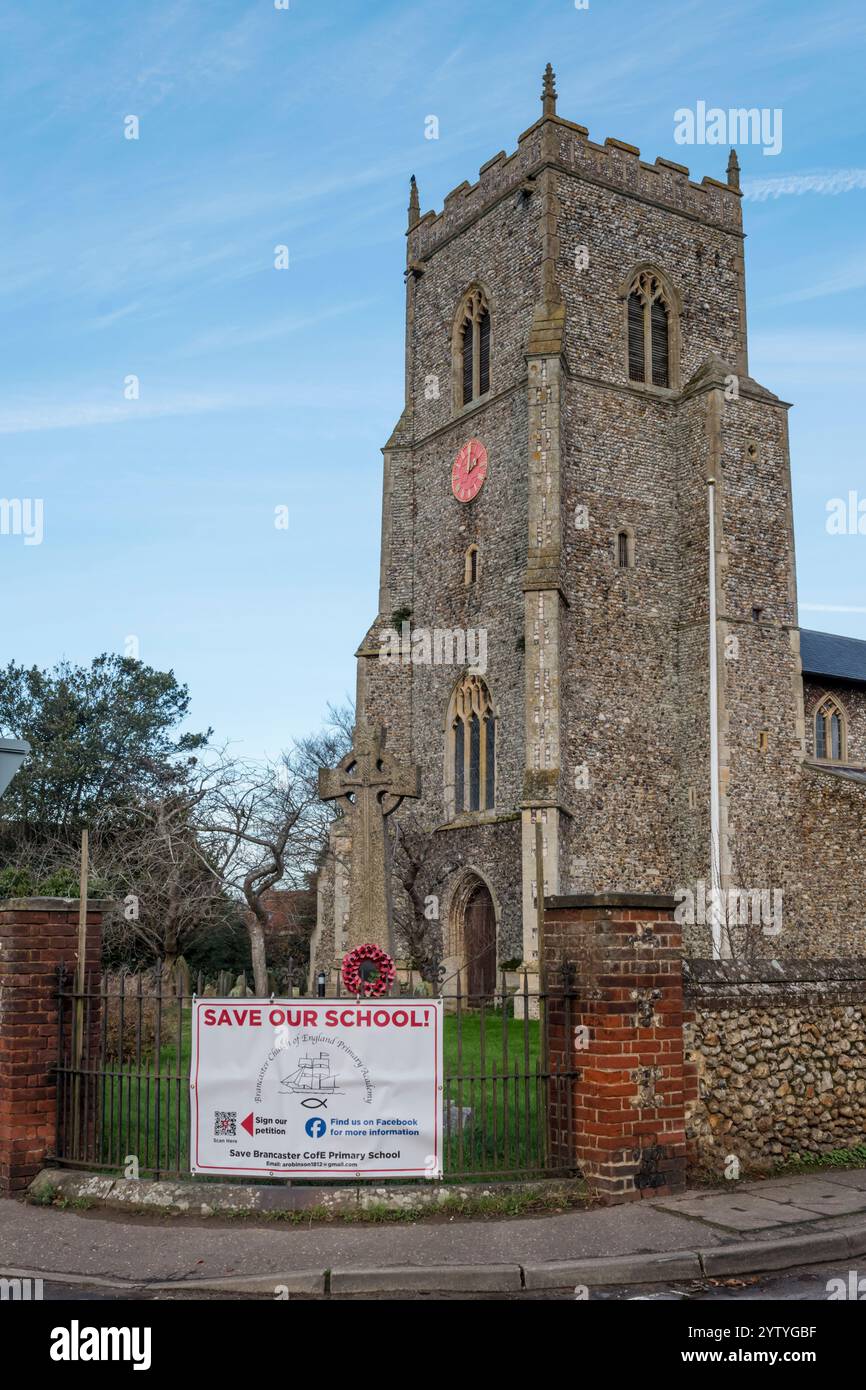 Salva il nostro banner scolastico fuori dalla chiesa di Brancaster. Protesta per la potenziale fusione della Brancaster CofE Primary School con la Docking Primary School. Foto Stock