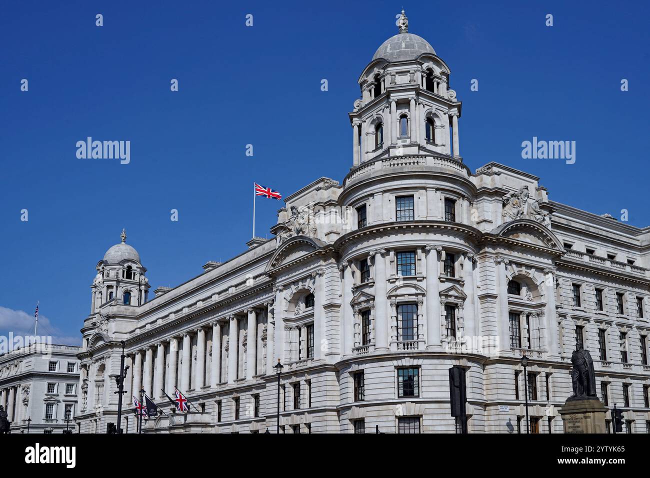 L'Old War Office Building a Whitehall, costruito nel 1906, ora ospita un hotel di lusso Foto Stock