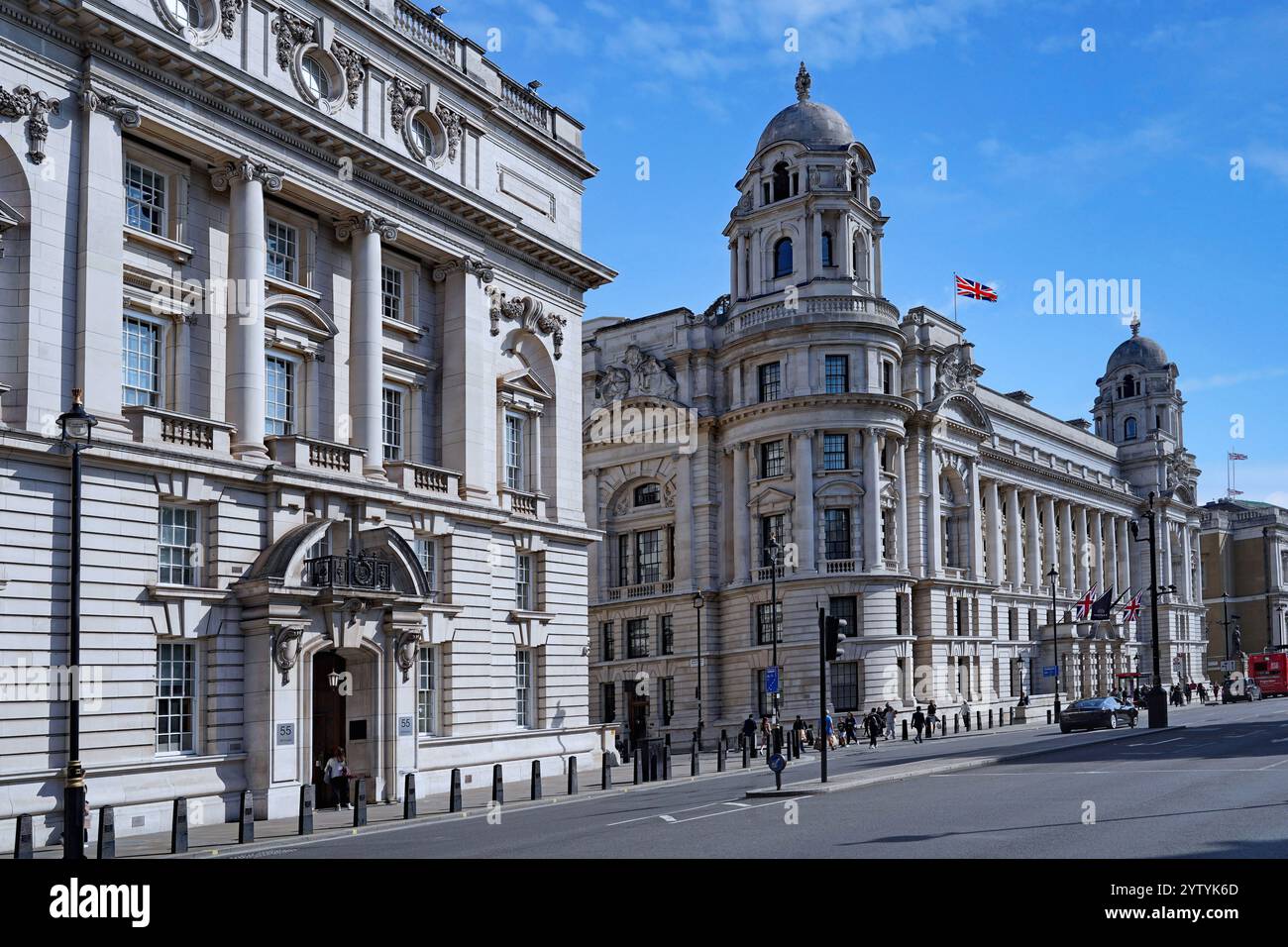 Enormi edifici governativi in stile barocco a Whitehall, a Londra, costruiti nei primi anni '1900 Foto Stock