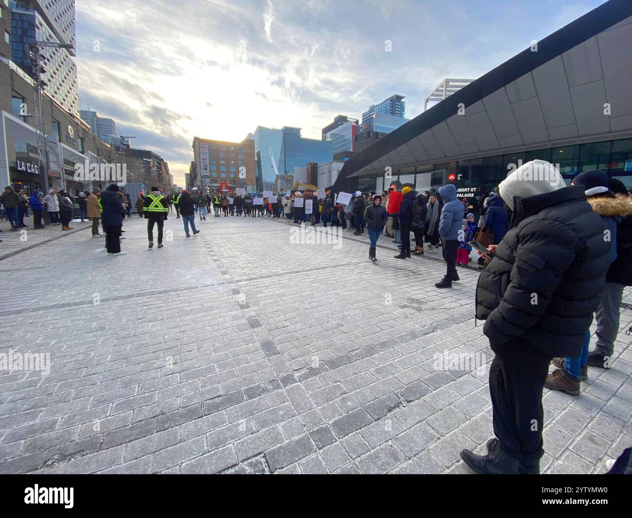Gli studenti protestano nel centro di Montreal per il nuovo programma studentesco internazionale del Canada. Foto Stock