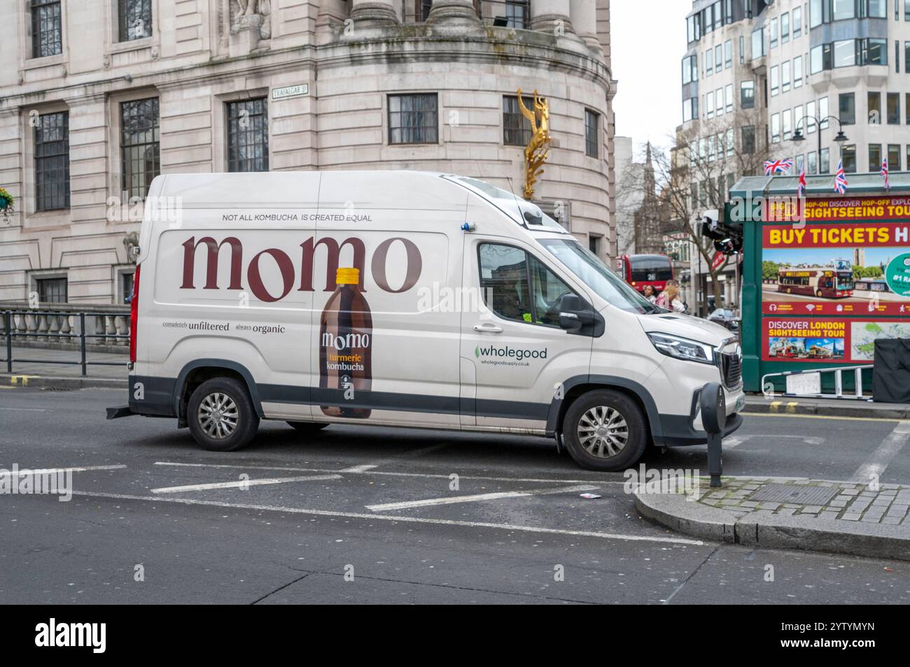 Londra, Regno Unito - 22 marzo 2024: Momo curcuma kombucha furgone per la consegna in london Street. Foto Stock