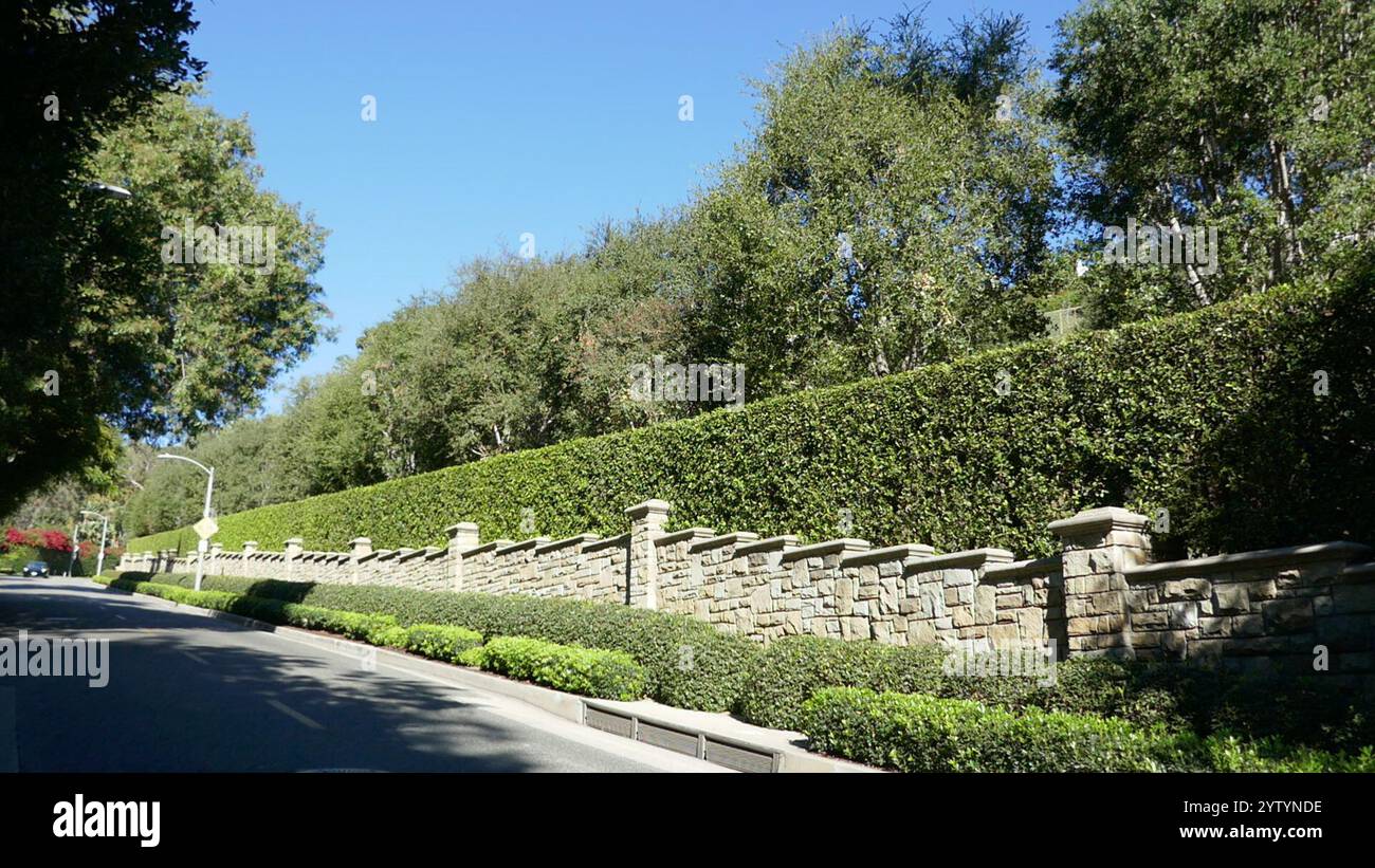 Beverly Hills, California, USA 7 dicembre 2024 cantante Kenny Rogers ex casa/residenza al 1130 Schuyler Road il 7 dicembre 2024 a Beverly Hills, California, USA. Anche Marvin Davis e Barbara Davis vivevano in questo luogo. Foto di Barry King/Alamy Stock Photo Foto Stock