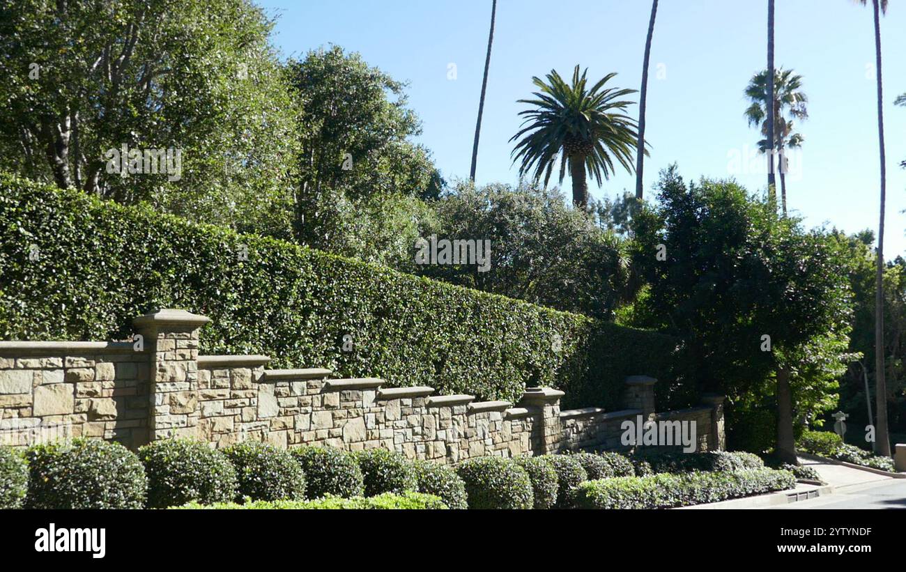 Beverly Hills, California, USA 7 dicembre 2024 cantante Kenny Rogers ex casa/residenza al 1130 Schuyler Road il 7 dicembre 2024 a Beverly Hills, California, USA. Anche Marvin Davis e Barbara Davis vivevano in questo luogo. Foto di Barry King/Alamy Stock Photo Foto Stock