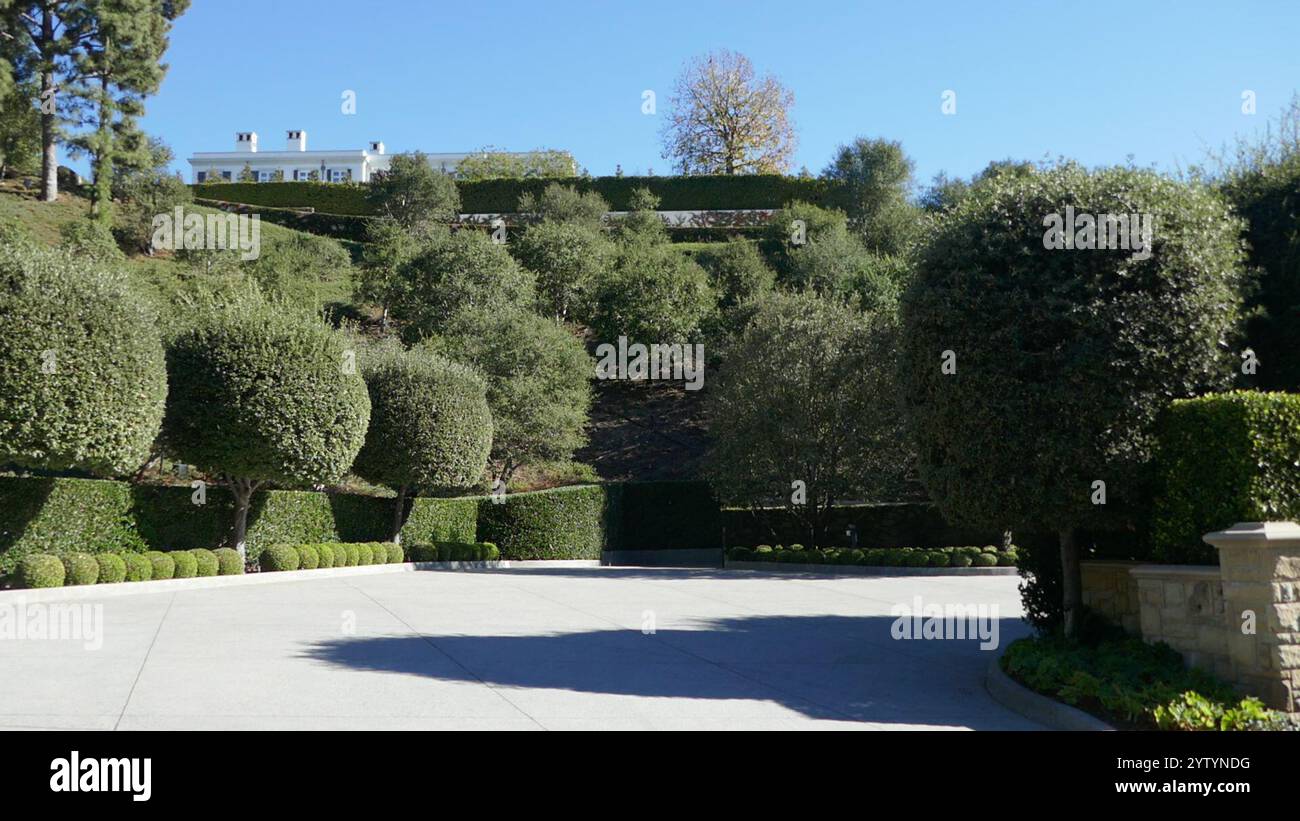 Beverly Hills, California, USA 7 dicembre 2024 cantante Kenny Rogers ex casa/residenza al 1130 Schuyler Road il 7 dicembre 2024 a Beverly Hills, California, USA. Anche Marvin Davis e Barbara Davis vivevano in questo luogo. Foto di Barry King/Alamy Stock Photo Foto Stock