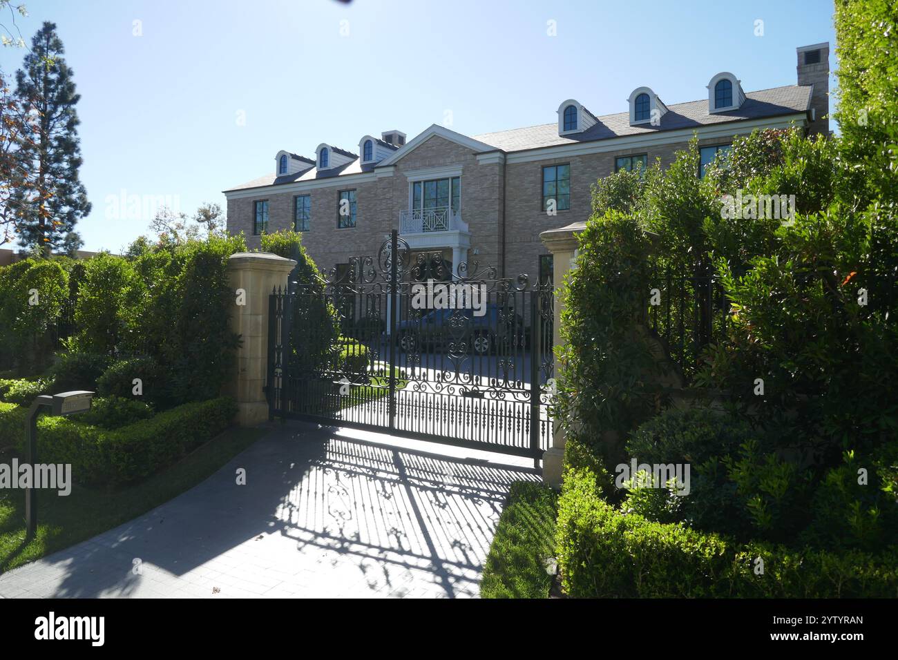 Beverly Hills, California, USA 7 dicembre 2024 Actresses Ashley Olson e Mary-Kate Olson, The Olson Twins ex casa/casa al 801 N. Alpine Drive il 7 dicembre 2024 a Beverly Hills, California, USA. Foto di Barry King/Alamy Stock Photo Foto Stock