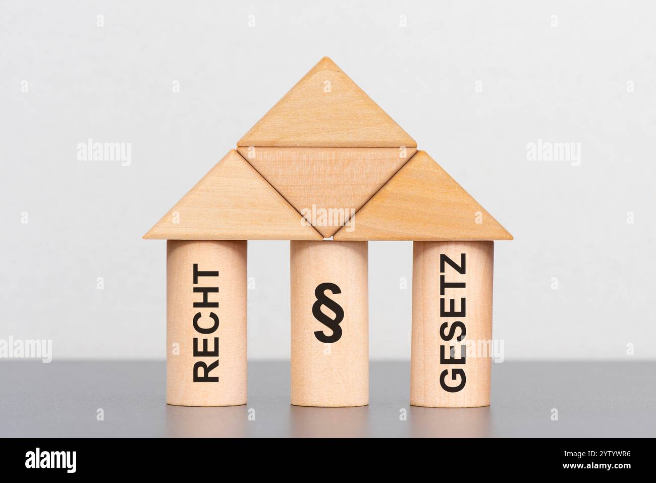 Recht und Gesetz vor Gericht Recht und Gesetz mit den Paragrafen sind die Säulen des Gerichts als Symbol - FOTOMONTAGE *** diritto e giustizia in tribunale la Foto Stock