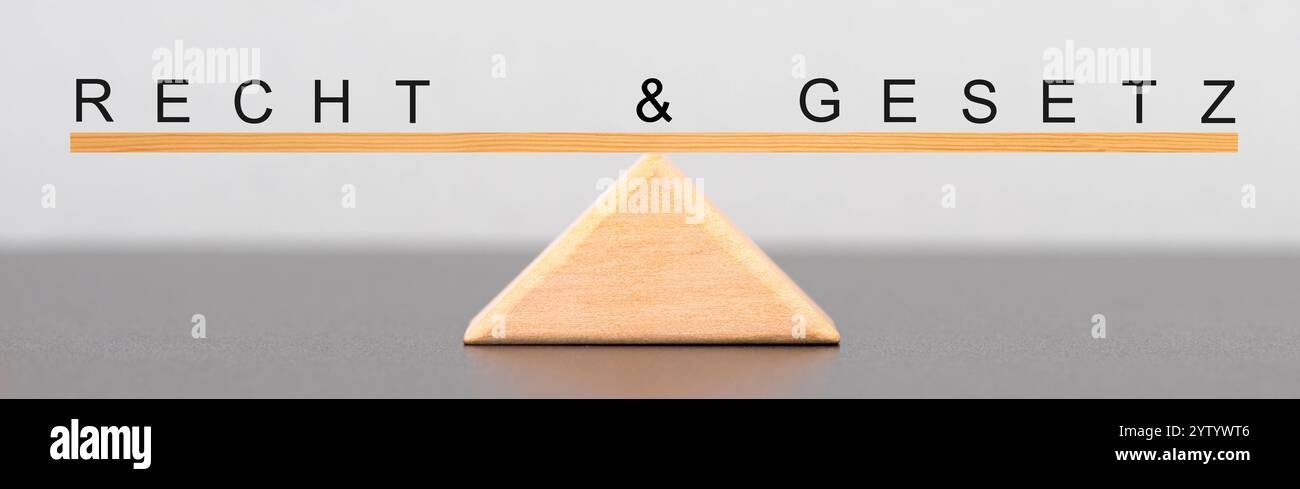 Recht und Gesetz vor Gericht Recht und Gestz auf der Wippe der Gerechtigkeit vor Gericht als Symbol - FOTOMONTAGE *** diritto e giustizia in tribunale e Foto Stock