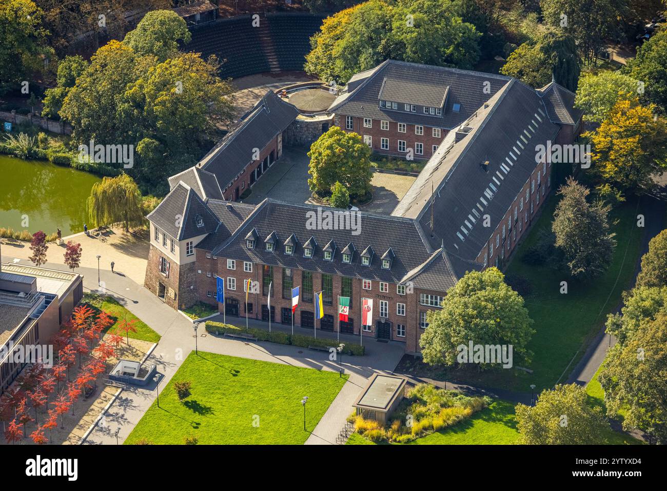 Vista aerea, municipio, castello di Dinslaken, anche Kastell Dinslaken, complesso del castello, dietro il palcoscenico all'aperto Burgtheater, Dinslaken, zona della Ruhr, North R. Foto Stock