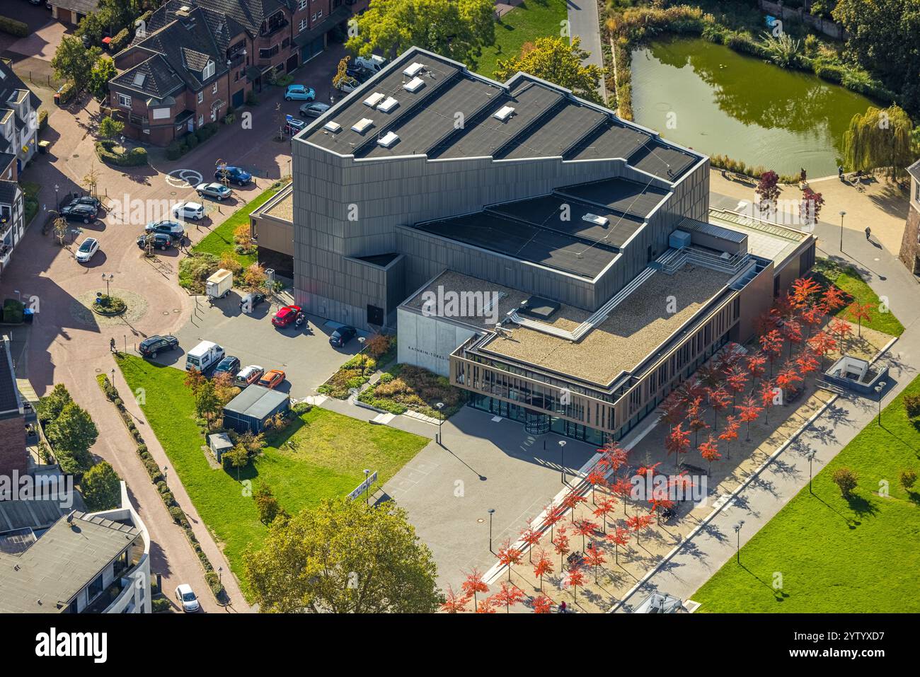 Vista aerea, teatro Kathrin-Türks-Halle, viale degli alberi rossi, laghetto delle anatre, Dinslaken, regione della Ruhr, Renania settentrionale-Vestfalia, Germania Foto Stock