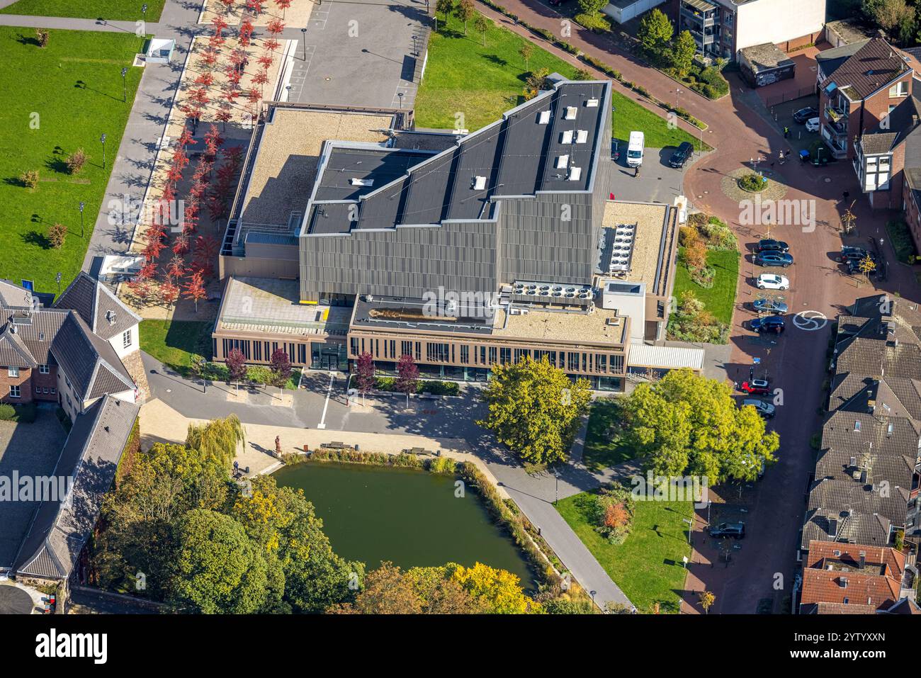 Vista aerea, teatro Kathrin-Türks-Halle, viale degli alberi rossi, laghetto delle anatre, Dinslaken, regione della Ruhr, Renania settentrionale-Vestfalia, Germania Foto Stock