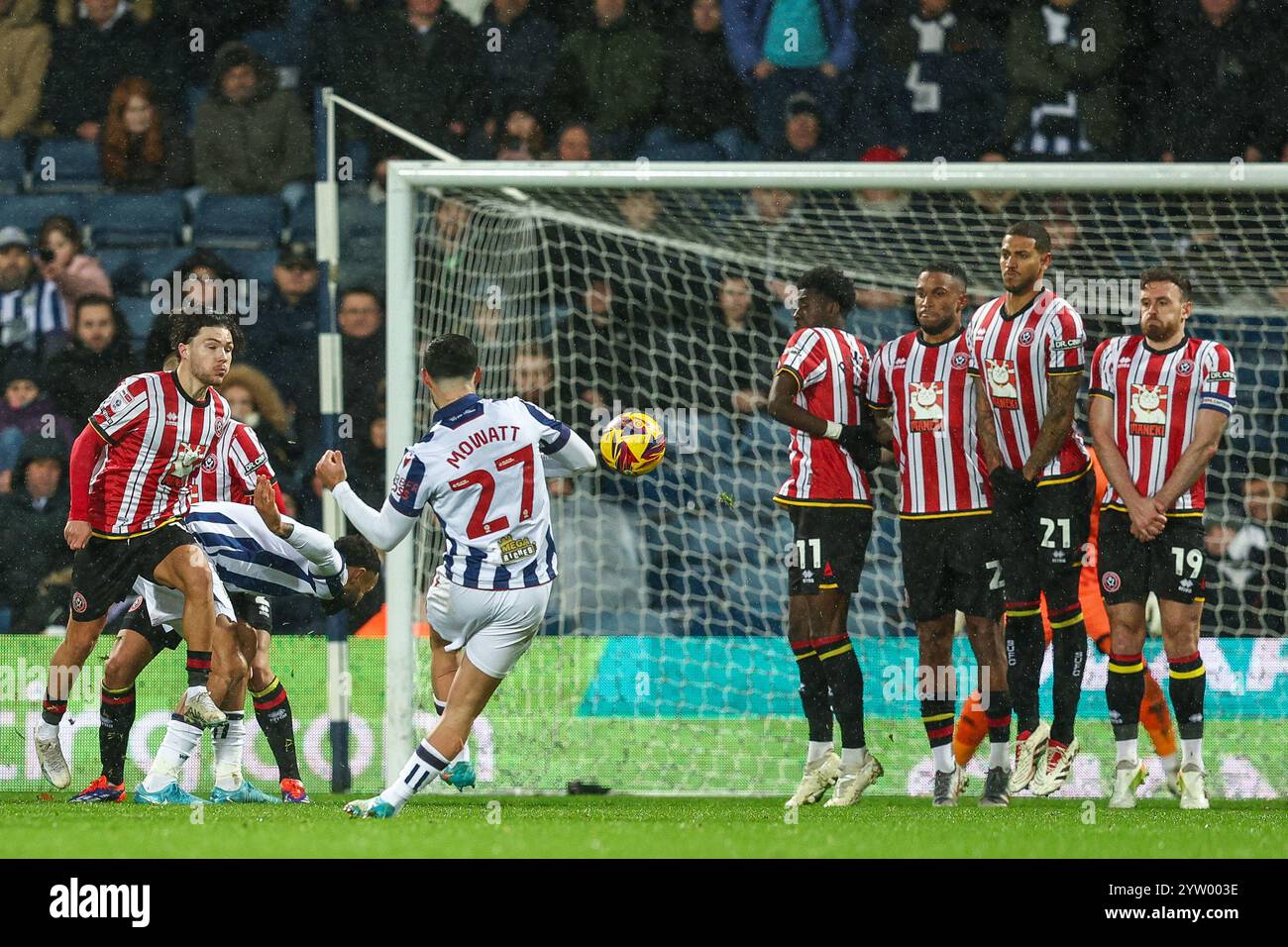 The Hawthorns, West Bromwich domenica 8 dicembre 2024. #27, Alex Mowatt della WBA colpisce la palla intorno al muro di Sheffield durante il match per il titolo Sky Bet tra West Bromwich Albion e Sheffield United all'Hawthorns di West Bromwich, domenica 8 dicembre 2024. (Foto: Stuart Leggett | mi News) crediti: MI News & Sport /Alamy Live News Foto Stock