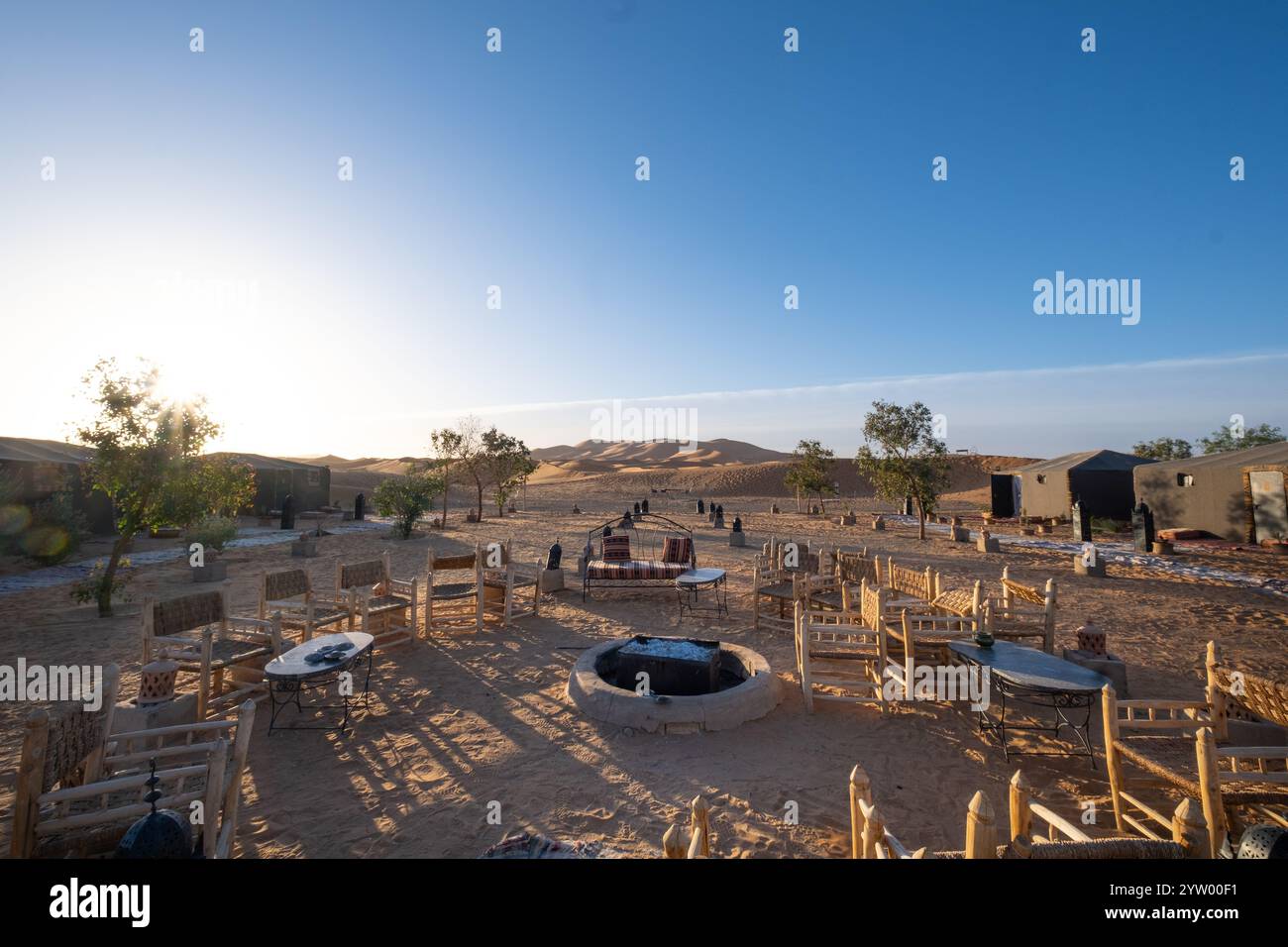 Soggiorna in un campo tenda sul bordo del deserto del Sahara in Marocco. Al centro c'è un'area meeting per feste serali intorno al fuoco Foto Stock