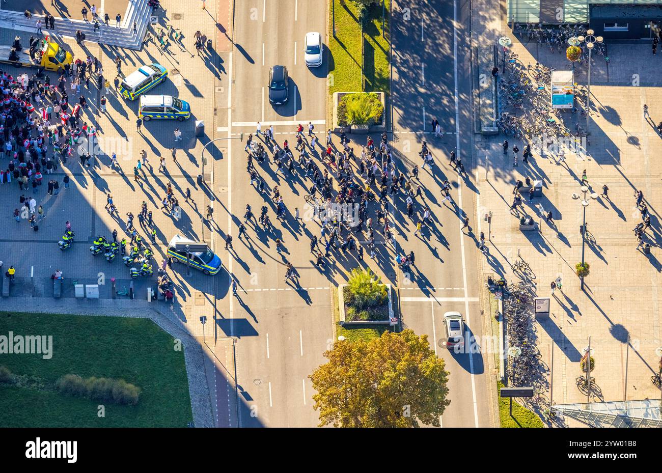 Vista aerea, dimostrazione all'incrocio stradale di Königswall sulla piazza affollata di fronte alla stazione centrale di Dortmund, Deutsche Bahn AG, ombre cast Foto Stock Vista aerea, dimostrazione all'incrocio stradale di Königswall sulla piazza affollata di fronte alla stazione centrale di Dortmund, Deutsche Bahn AG, ombre cast Foto Stock