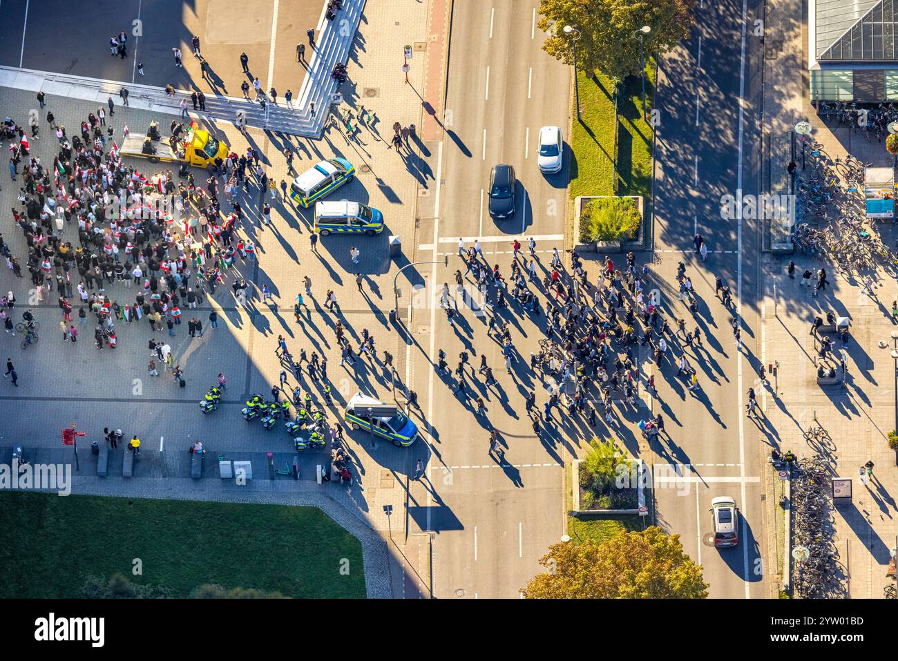 Vista aerea, dimostrazione all'incrocio stradale di Königswall sulla piazza affollata di fronte alla stazione centrale di Dortmund, Deutsche Bahn AG, ombre cast Foto Stock Vista aerea, dimostrazione all'incrocio stradale di Königswall sulla piazza affollata di fronte alla stazione centrale di Dortmund, Deutsche Bahn AG, ombre cast Foto Stock