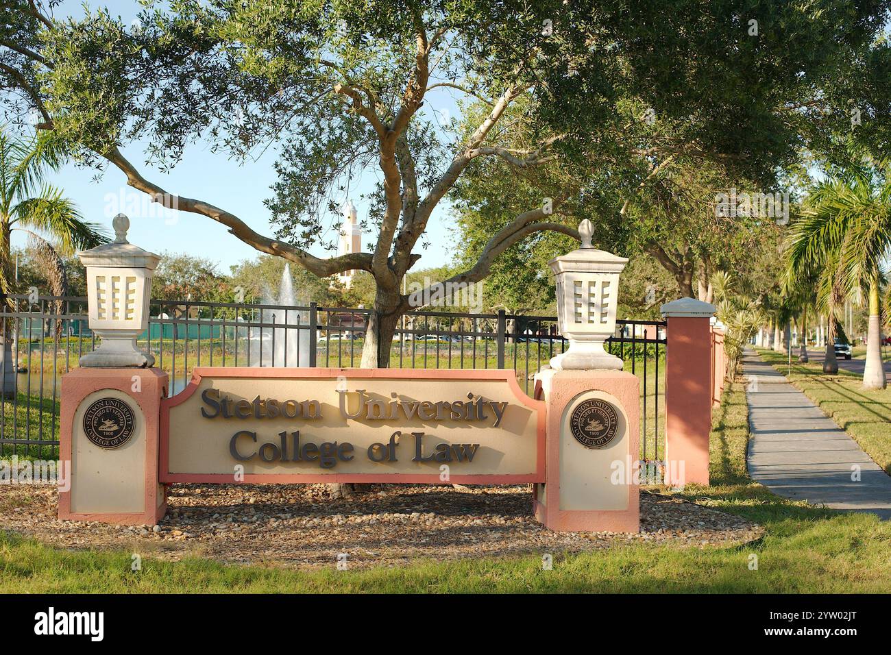 Uso editoriale solo il 7 dicembre 2024. Gulfport, Florida, Stati Uniti. Segui le indicazioni per lo Stetson University College of Law sulla strada. La prima scuola di legge della Florida. In testa Foto Stock