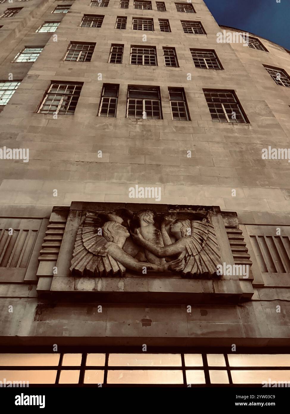 "Ariel Hearing Celestial Music" di Eric Gill (1933) scultura sul lato della BBC Broadcasting House, Londra Foto Stock