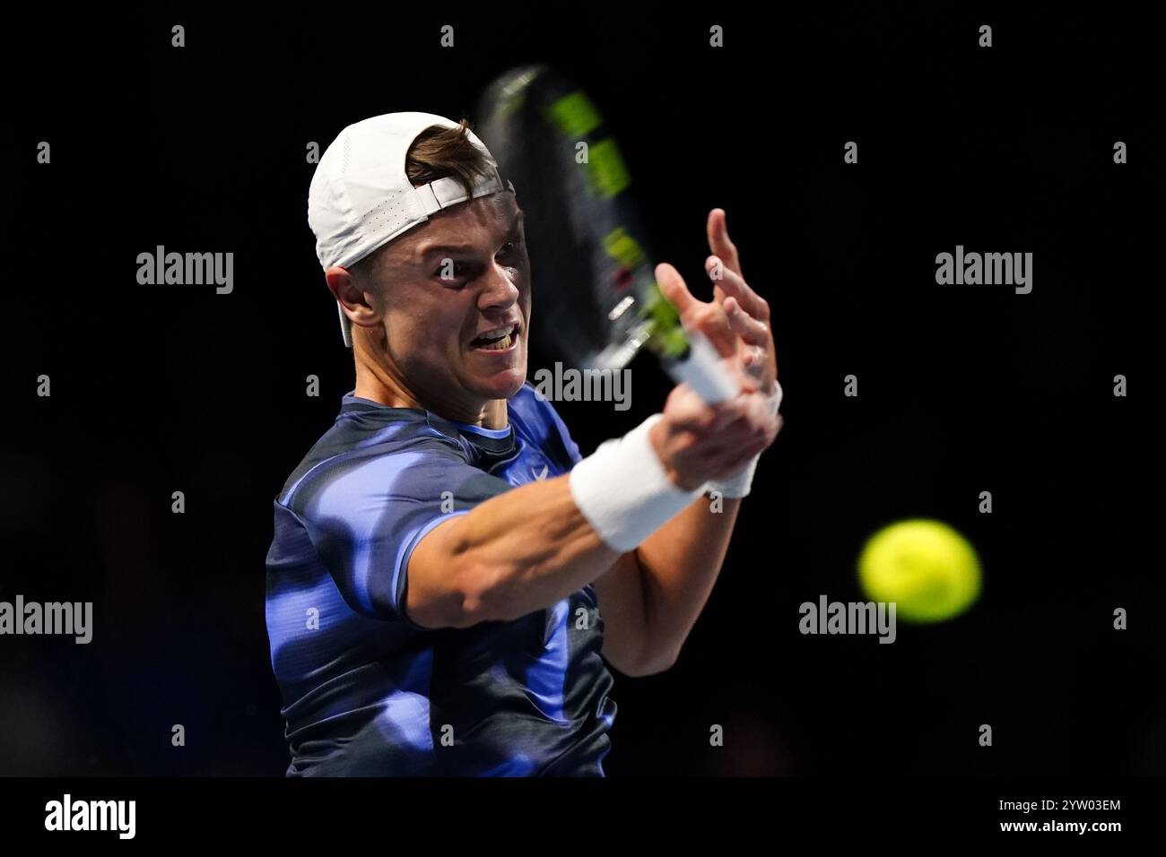 Il danese Holger Rune durante il suo match contro l'australiano Alex de Minaur (non nella foto) nella Grand Final UTS di Londra 2024 alla Copper Box Arena di Londra. Data foto: Domenica 8 dicembre 2024. Foto Stock