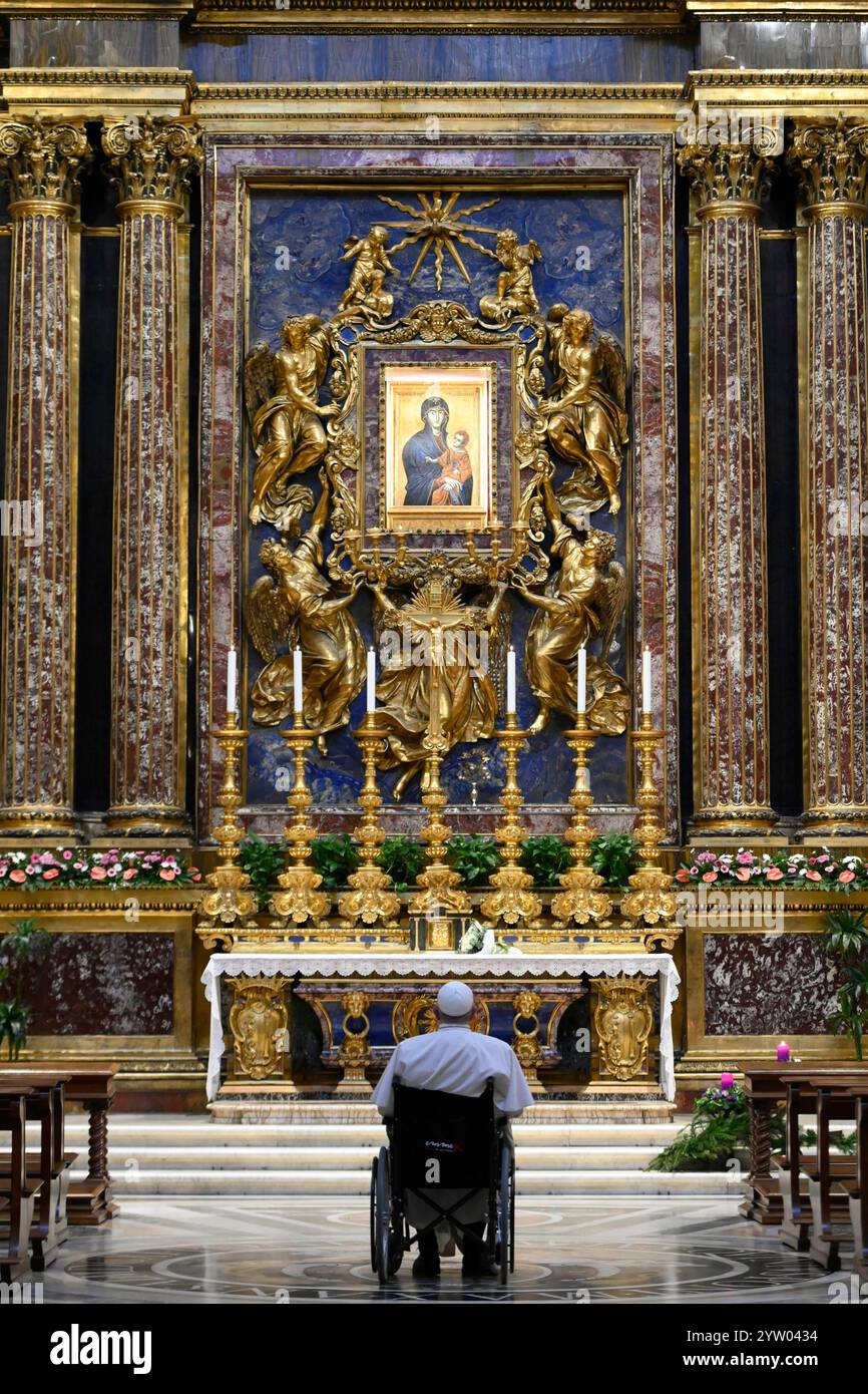 ITALIA - PAPA FRANCESCO SI È RECATO NELLA BASILICA DI SANTA MARIA MAGGIORE PER PREGARE DI FRONTE ALL'ICONA MARIANA SALUS POPULI TOMANI A ROMA - 2024/12/8 ITALIA, ROMA, 2024/12/8. Papa Francesco si recò nella basilica di Santa Maria maggiore per pregare di fronte all'icona mariana Salus Populi Romani a Roma . SOLO PER USO EDITORIALE - NESSUN LIBRO Copyright: XVATICANxMEDIAx Foto Stock