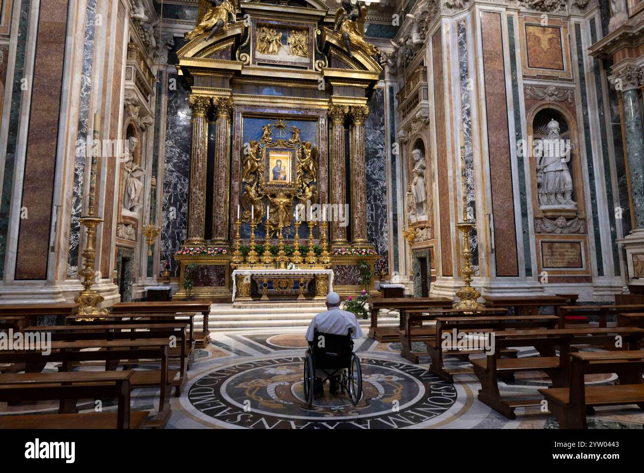 ITALIA - PAPA FRANCESCO SI È RECATO NELLA BASILICA DI SANTA MARIA MAGGIORE PER PREGARE DI FRONTE ALL'ICONA MARIANA SALUS POPULI TOMANI A ROMA - 2024/12/8 ITALIA, ROMA, 2024/12/8. Papa Francesco si recò nella basilica di Santa Maria maggiore per pregare di fronte all'icona mariana Salus Populi Romani a Roma . SOLO PER USO EDITORIALE - NESSUN LIBRO Copyright: XVATICANxMEDIAx Foto Stock