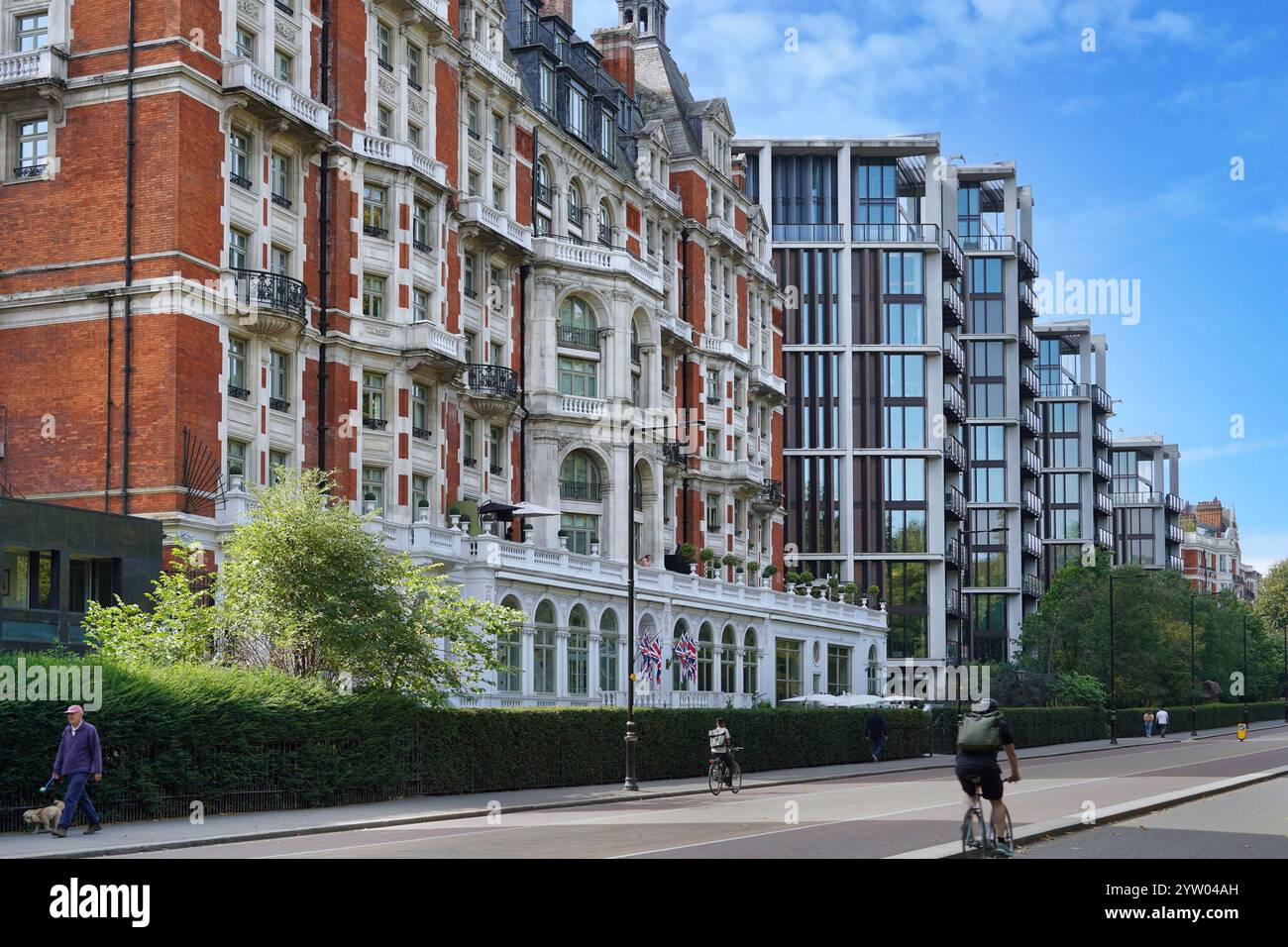 Pista ciclabile accanto a Hyde Park a Londra, con gli hotel di Knightsbridge sullo sfondo Foto Stock