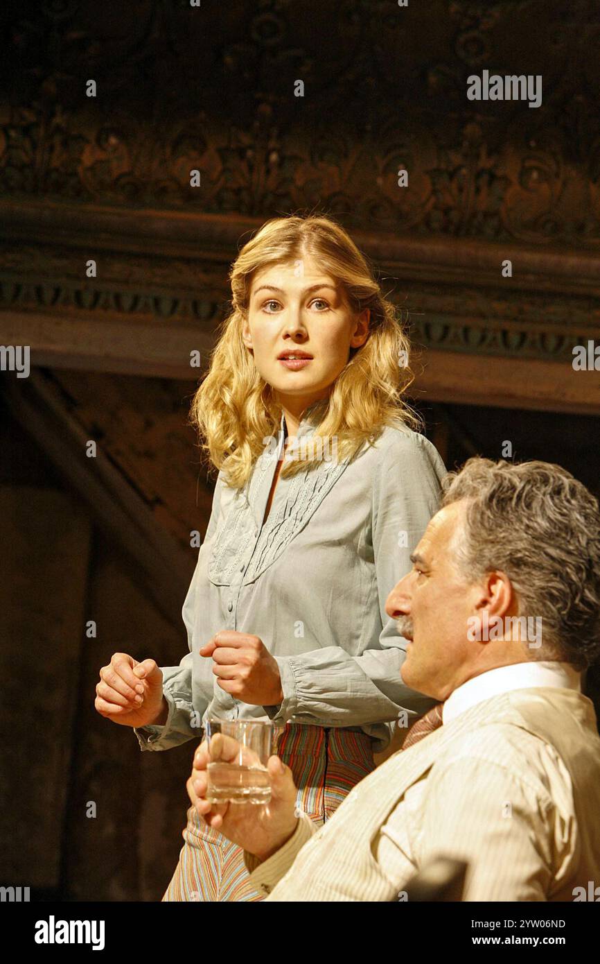 Rosamund Pike (Anezka Ungrova), Henry Goodman (Leos Janacek) nelle ESIBIZIONI di Brian Friel al Wiltonâ€™s Music Hall, Londra E1 04/07/2006 design: Liz Cooke illuminazione: Hans Jorg Schmidt regista: Lou Stein Foto Stock