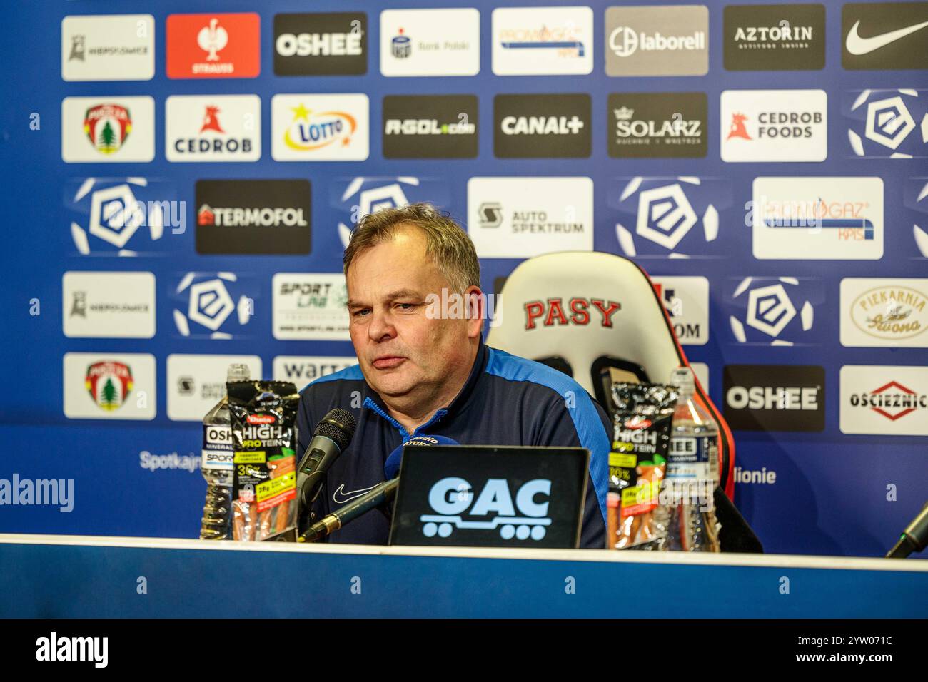 Cracovia, Polonia, 8 dicembre 2024, Una partita di calcio nella PKO BP Ekstraklasa tra Puszcza Niepolomice e Jagiellonia Bialystok, OP: Tomasz Tulacz, konferencja prasowa po meczu crediti: Piotr Front/Alamy Live News Foto Stock