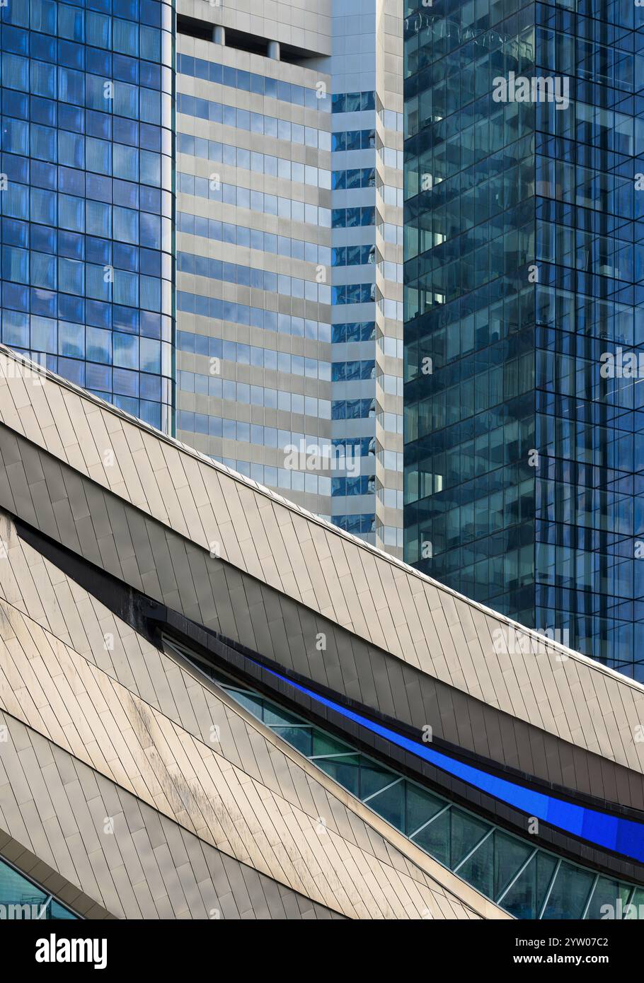 Rogers Place, sede degli Oilers, in primo piano di moderni grattacieli di vetro blu nel centro di Edmonton, Alberta Foto Stock
