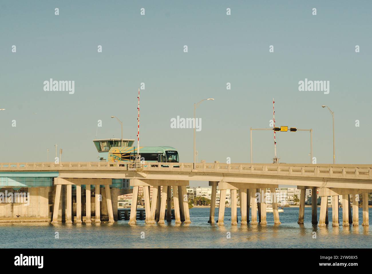 Solo per uso editoriale, 7 dicembre 2024. St. Pete Beach, Florida, Stati Uniti. Vista dall'intercostiero verso Corey Causeway Drawbridge con un SunRunner Bus Ra Foto Stock