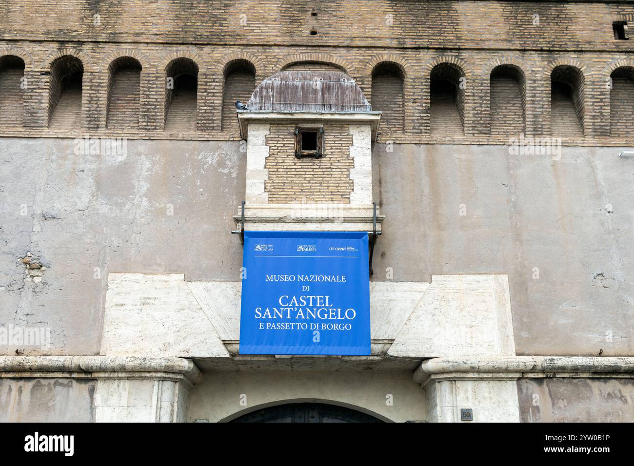 Roma, Italia - 14 novembre 2024: Lo striscione all'ingresso del Museo Castel Sant'Angelo e del Passetto di Borgo Foto Stock